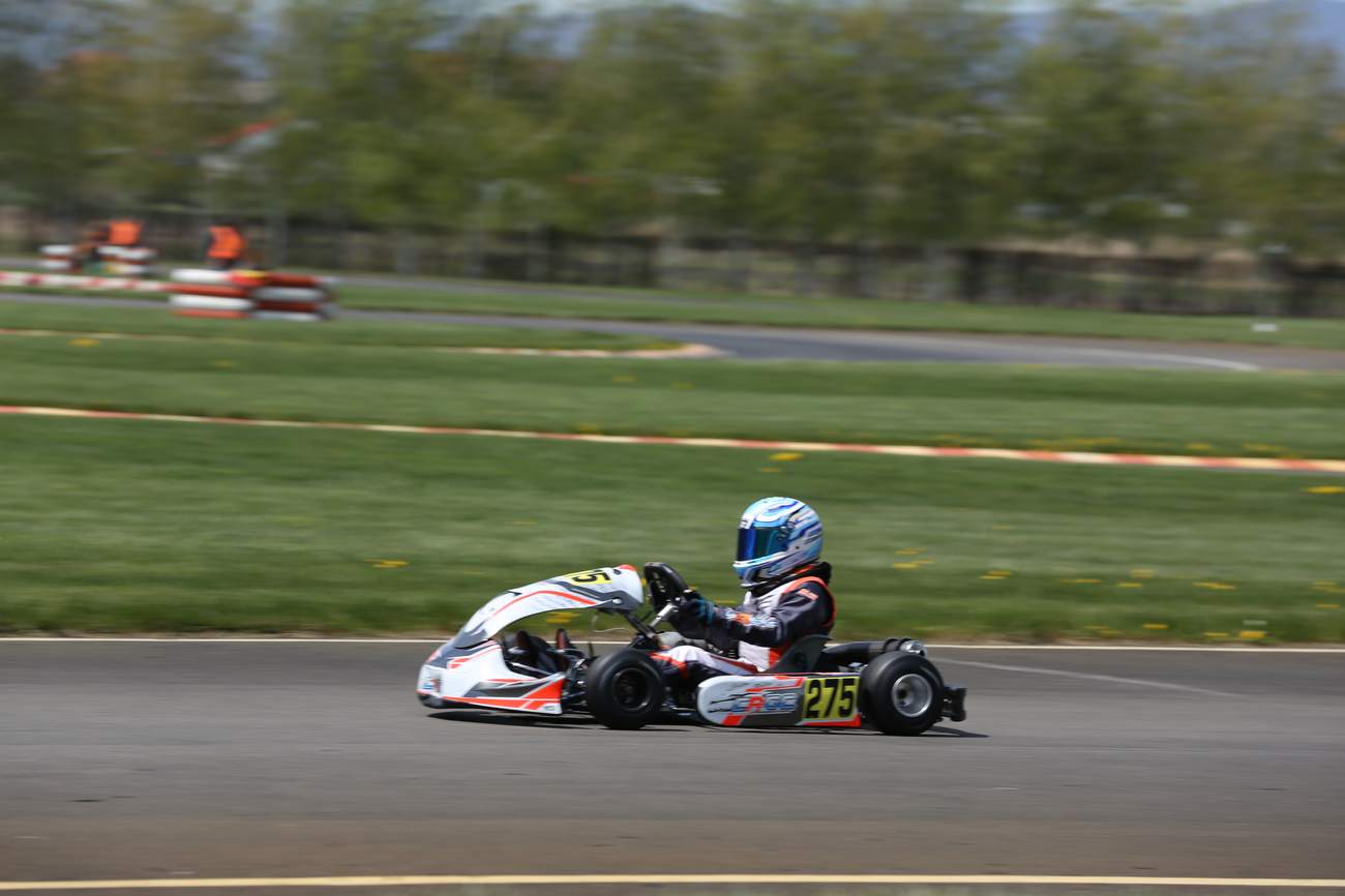 Serban pilotand kart Mini 60 numarul 275, in viraj