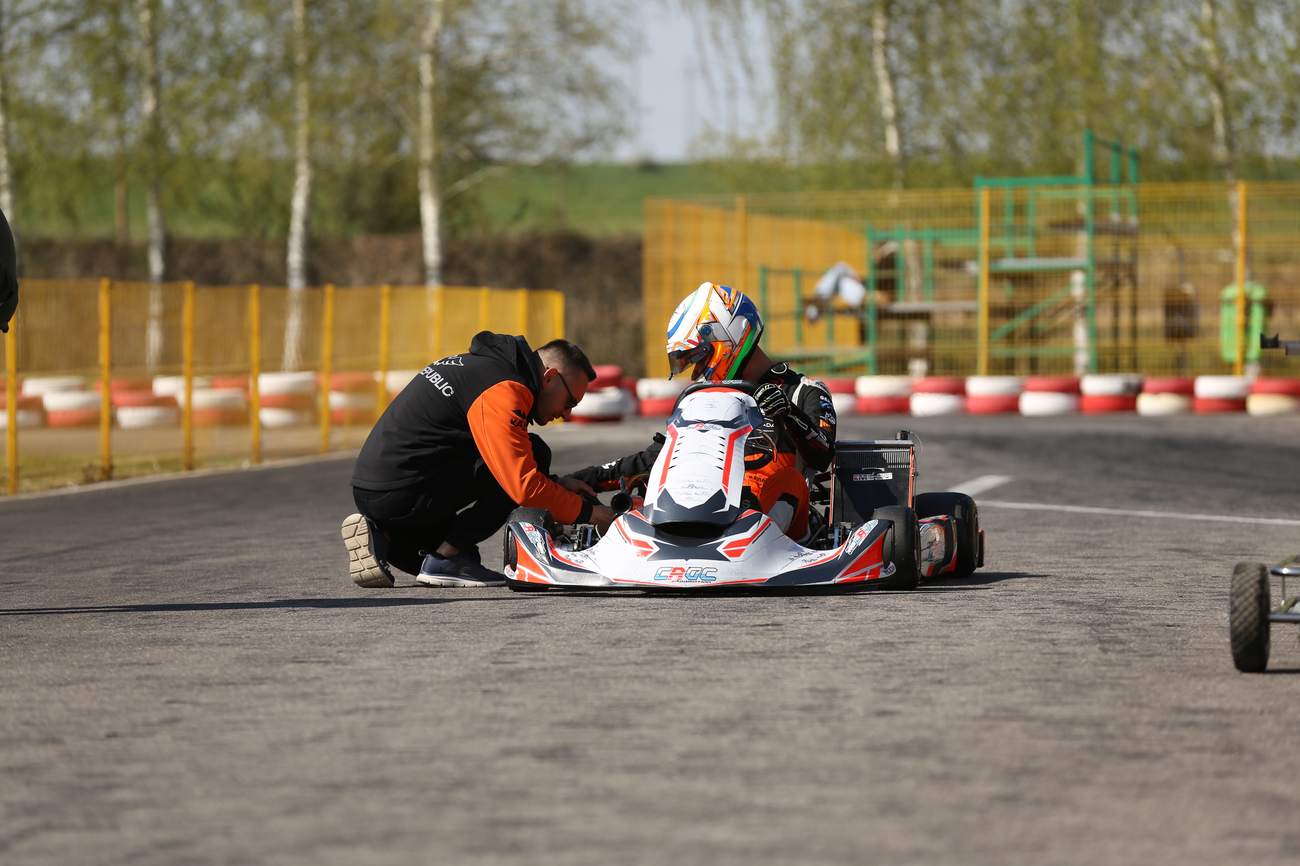 Instructor facand briefing langa kart, pe circuit